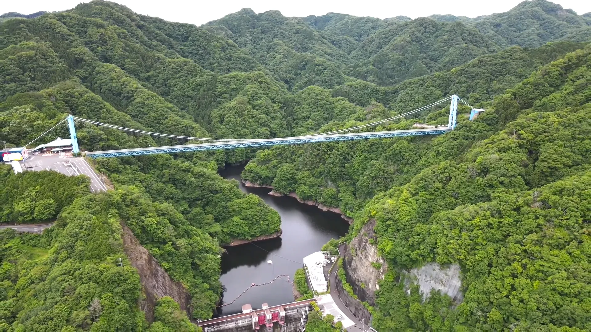 川・湖に架かる吊り橋